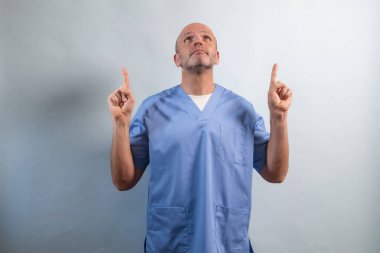 Açık mavi elbiseli bir kadın fizyoterapistin portresi.