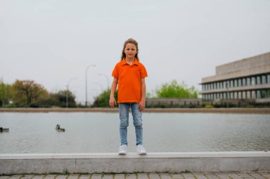 Uzun saçlı bir çocuk portresi.