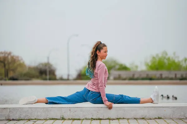 Portretul Unei Fete Care Face Gimnastică Ritmică Aer Liber Fotografie de stoc