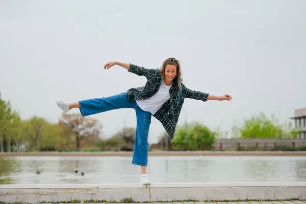 Retrato Una Chica Haciendo Balance Aire Libre Fotos De Stock Sin Royalties Gratis
