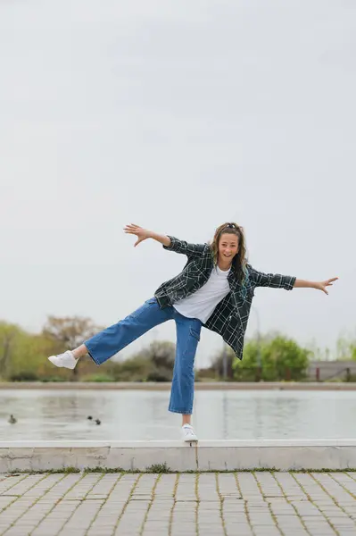 Retrato Una Chica Haciendo Balance Aire Libre Imagen De Stock