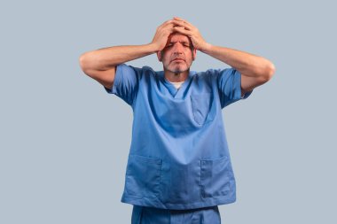 Açık mavi elbiseli bir fizyoterapistin portresi..