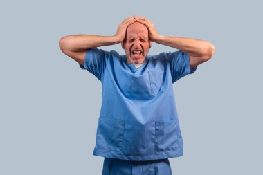 Açık mavi elbiseli bir fizyoterapistin portresi..