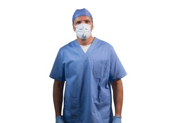 Açık mavi cüppeli bir fizyoterapistin portresi stüdyoda kameraya bakıyor..