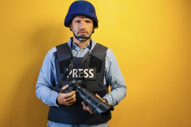 Kask takan bir fotoğrafçı ve üzerinde 