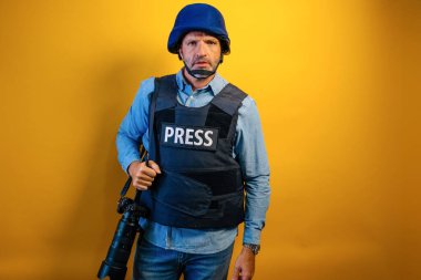 Kask takan bir fotoğrafçı ve üzerinde 