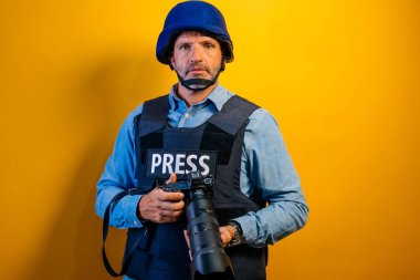 Kask takan bir fotoğrafçı ve üzerinde 