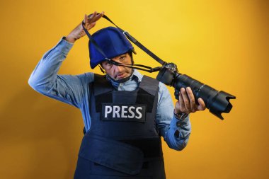 Kask takan bir fotoğrafçı ve üzerinde 