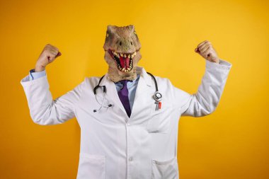 Dinozor maskeli bir doktor akıllı telefon kullanıyor..