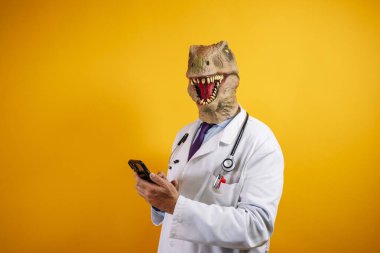 Dinozor maskeli bir doktor akıllı telefon kullanıyor..