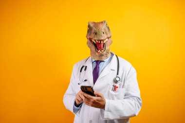 Dinozor maskeli bir doktor akıllı telefon kullanıyor..