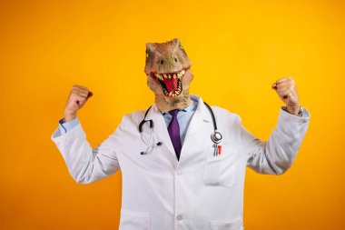 Dinozor maskeli bir doktor akıllı telefon kullanıyor..