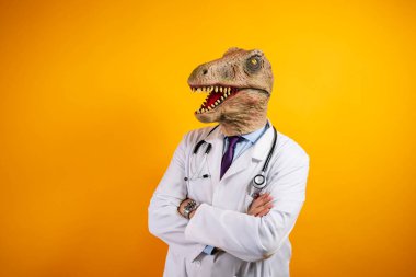 Sarı arka planda dinozor maskeli bir doktor..