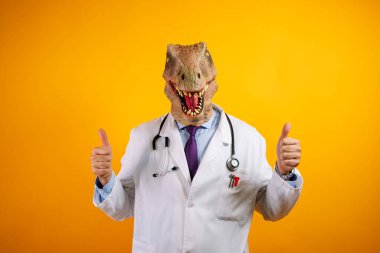 Sarı arka planda dinozor maskeli bir doktor..