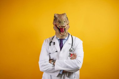Sarı arka planda dinozor maskeli bir doktor..