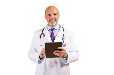 Kendine güvenen bir doktor elinde tablet tutuyor..