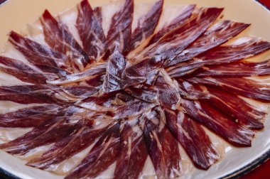 İnce dilimlenmiş jambonun yakın görüntüsü.