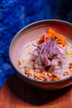 Bir tabak ceviche 'de dilimlenmiş kırmızı soğan