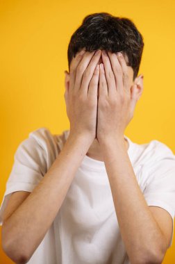 Saklanan ergen yüzü, bunalmış, üzgün..