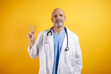 V sembolünü yapan bir doktor..