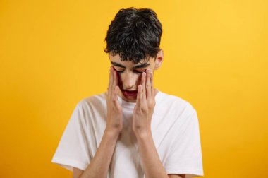 Başı ağrıyan genç endişeleniyor..