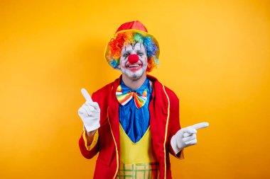 Gülümseyen palyaço işareti, canlı sarı arka plan, eğlence.