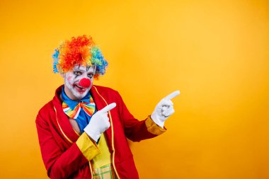 Gülümseyen palyaço işareti, canlı sarı arka plan, eğlence.