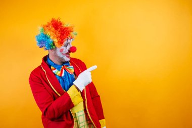 Gülümseyen palyaço işareti, canlı sarı arka plan, eğlence.