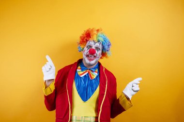 Gülümseyen palyaço işareti, canlı sarı arka plan, eğlence.