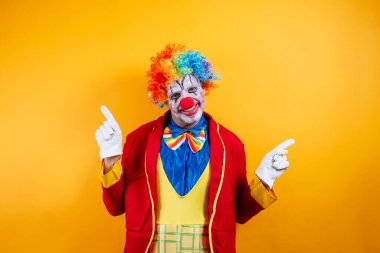 Gülümseyen palyaço işareti, canlı sarı arka plan, eğlence.