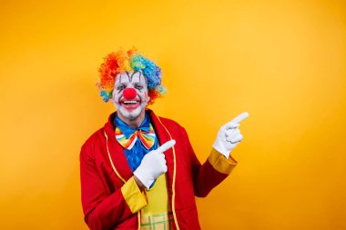 Gülümseyen palyaço işareti, canlı sarı arka plan, eğlence.