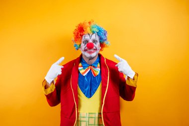 Gülümseyen palyaço işareti, canlı sarı arka plan, eğlence.