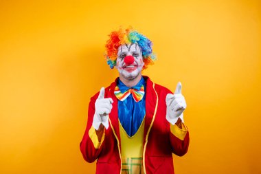 Gülümseyen palyaço işareti, canlı sarı arka plan, eğlence.