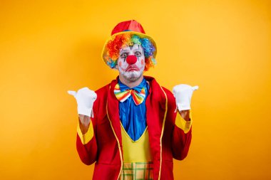 Gülümseyen palyaço işareti, canlı sarı arka plan, eğlence.