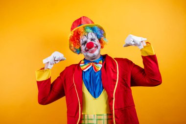 Gülen palyaço kaslarını gösteriyor, komik..