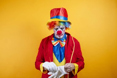 Gülen palyaço jestler yapıyor, komik..