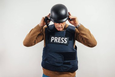 Kurşun geçirmez yelek giyen bir muhabir..