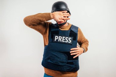 Yüzünü kurşun geçirmez yelek giymiş bir muhabir..