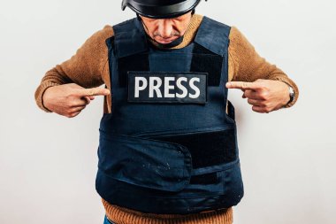 Kurşun geçirmez yelek giyen bir muhabir..