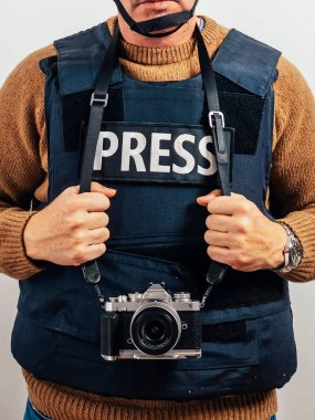 Kameralı kurşun geçirmez yelek giyen bir muhabir..