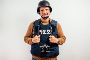 Kameralı kurşun geçirmez yelek giyen bir muhabir..