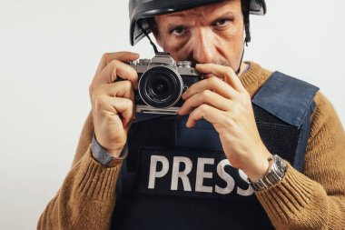 Kameralı kurşun geçirmez yelek giyen bir muhabir..