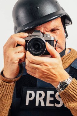 Kameralı kurşun geçirmez yelek giyen bir muhabir..