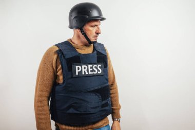 Beyaz arka planda kurşun geçirmez yelek giyen gazeteci.