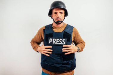 Beyaz arka planda kurşun geçirmez yelek giyen gazeteci.