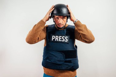Beyaz arka planda kurşun geçirmez yelek giyen gazeteci.