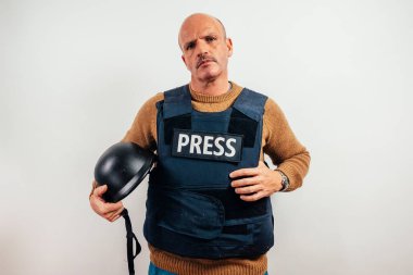 Beyaz arka planda kurşun geçirmez yelek giyen gazeteci.