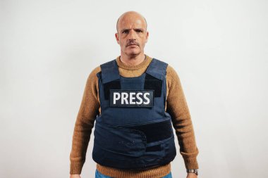 Beyaz arka planda kurşun geçirmez yelek giyen gazeteci.