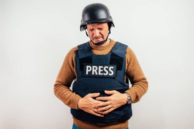 Kurşun geçirmez yelek giyen muhabir acı hissediyor..