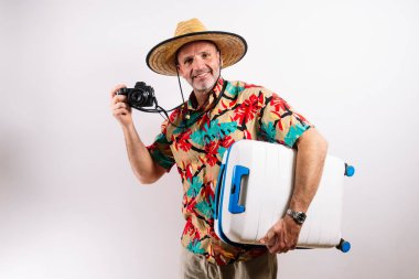 Gülümseyen adam tropik tatil macerasına hazır.